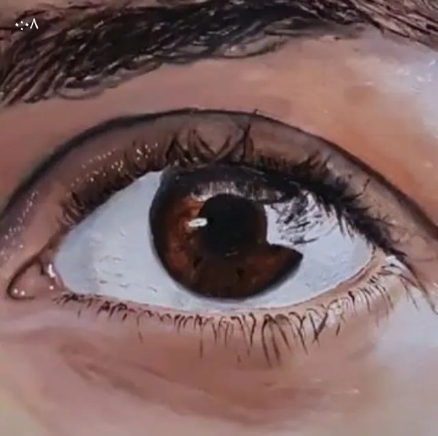 تفاصيل عين مرسومة بالألوان الداكنة