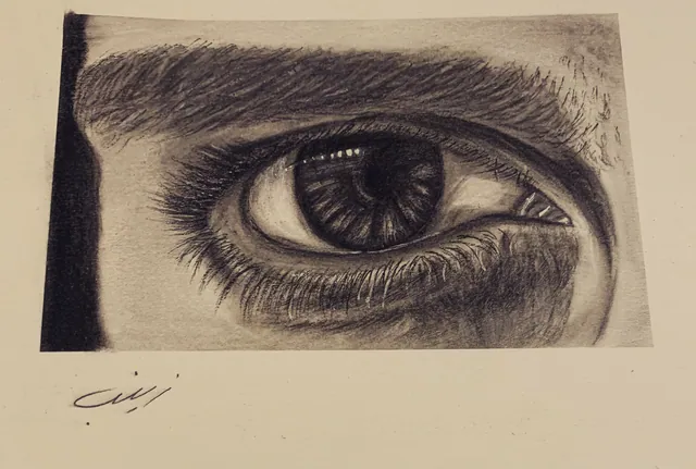 رسم عين بالقلم على ورقة