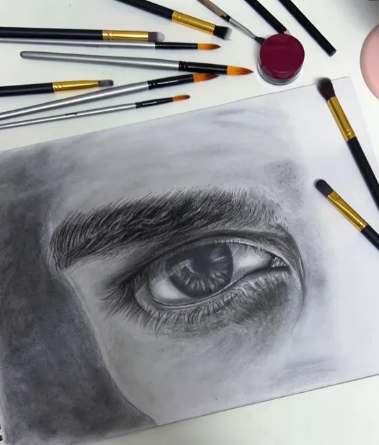 رسم عين بالقلم مع أدوات الرسم